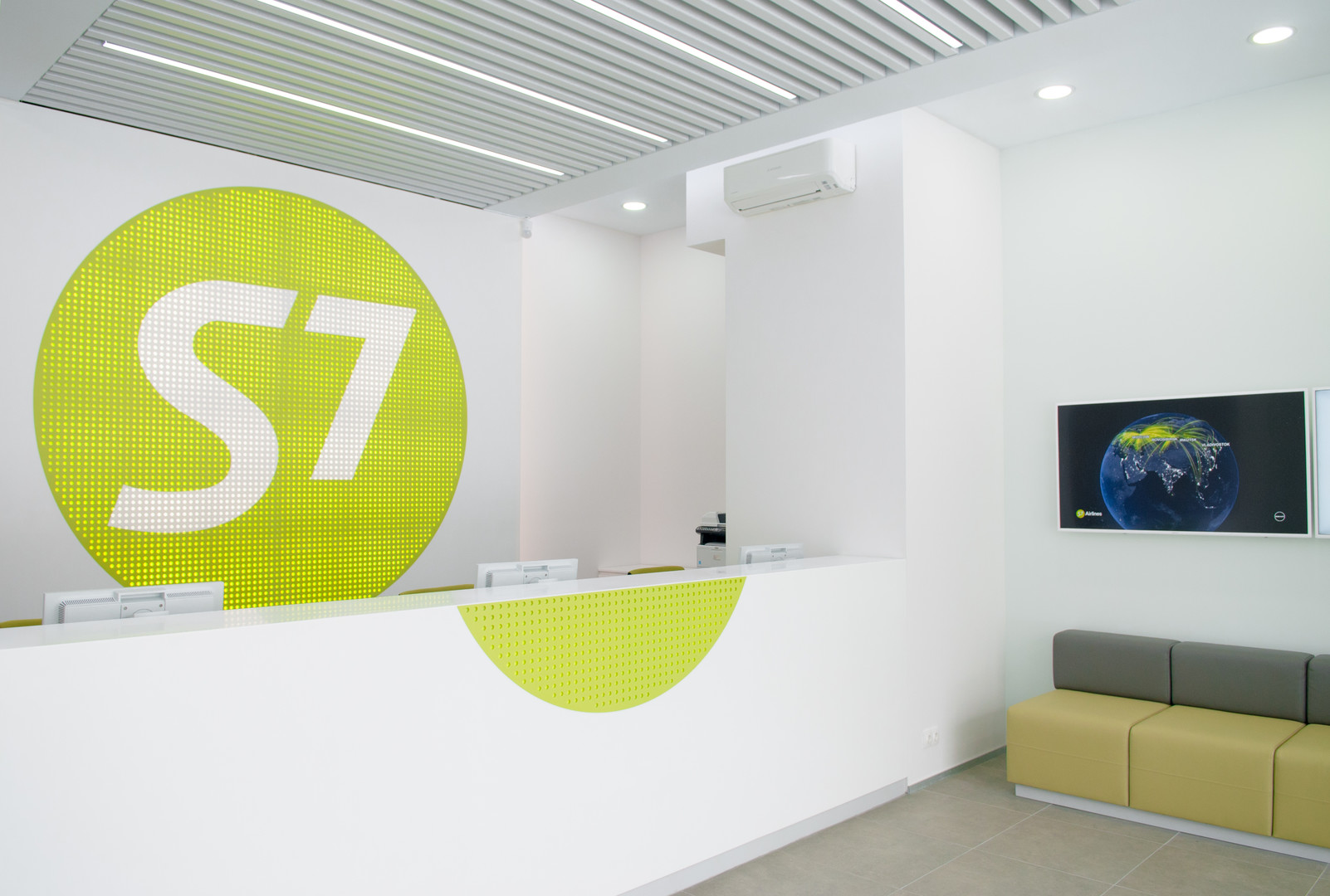 Office s. S7 Airlines штаб квартира. Офис авиакомпании s7. S7 Павелецкая офис. S7 Airlines авиакомпания офис.